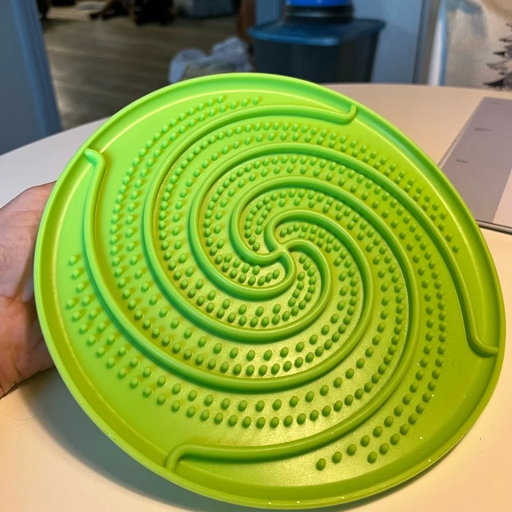 Peanut Butter Green Spiral Textured Plate